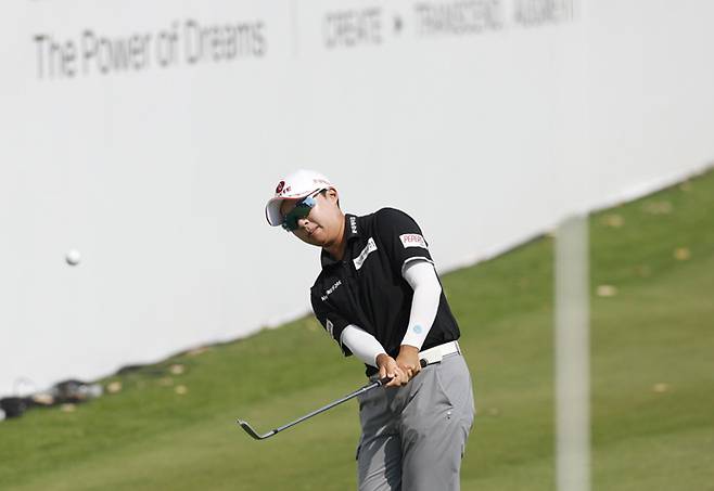 김효주가 지난 22일 태국 촌부리 시암 컨트리클럽 올드코스에서 열린 혼다 LPGA 타일랜드 최종 라운드에서 칩샷을 한 후 공을 지켜보고 있다. 파타야 | EPA연합
