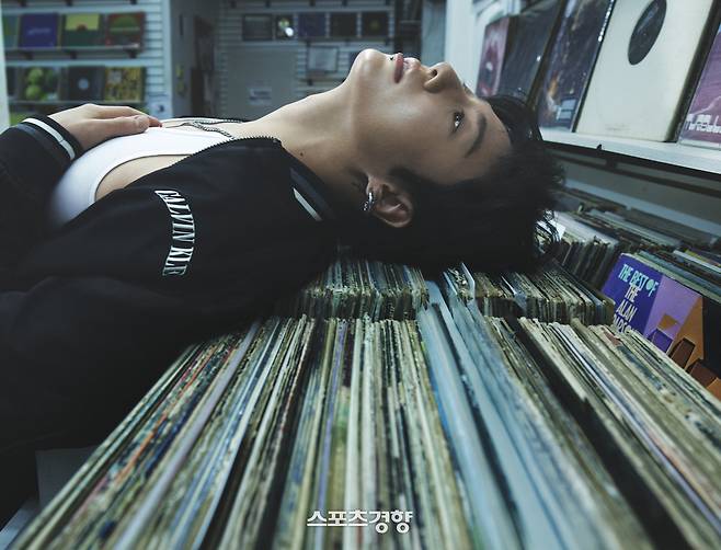 화보 촬영을 하고 있는 방탄소년단 멤버 정국. 캘빈클라인 제공