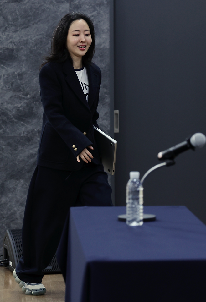 민희진 어도어 전 대표가 25일 서울 종로구 교원챌린지홀에서 열린 민희진-하이브 간 255억 풋옵션 소송 1심 승소 관련 기자회견에 참석하고 있다. 사진 연합뉴스