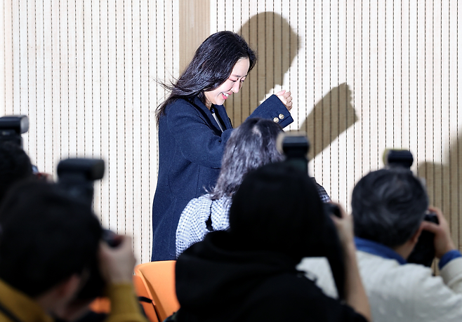 민희진 어도어 전 대표가 25일 서울 종로구 교원챌린지홀에서 열린 민희진-하이브 간 255억 풋옵션 소송 1심 승소 관련 기자회견에 참석하고 있다. 사진 연합뉴스