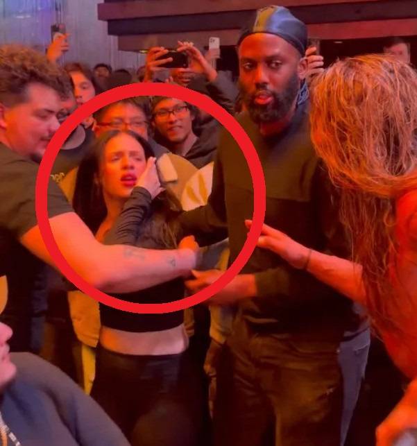 프로레슬러 찰스 메이슨이 한 여성 팬의 얼굴을 발로 차버린 직후의 모습. /사진=더선 갈무리