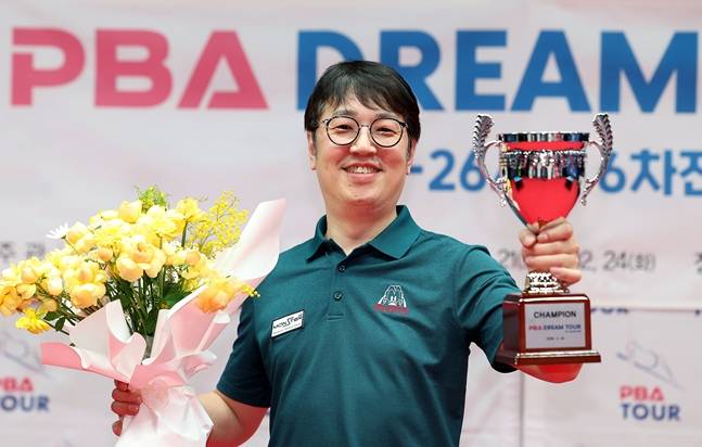 드림투어 우승 트로피를 들고 있는 오성욱. /사진=PBA