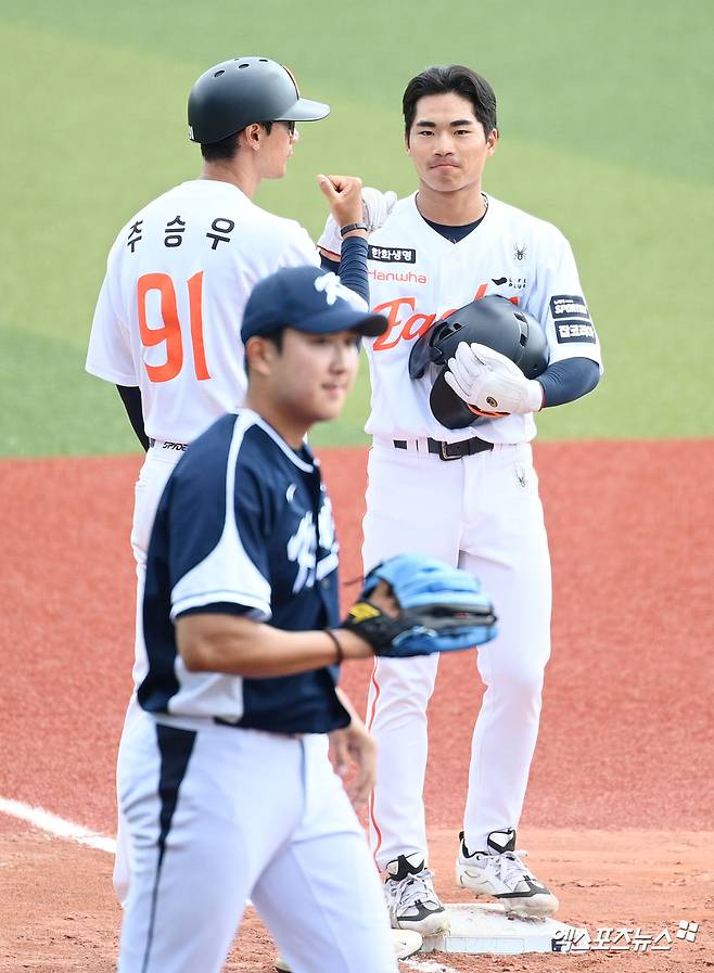 2026시즌 한화 이글스 주전 중견수 경쟁에 뛰어든 루키 외야수 오재원(오른쪽). 사진 고아라 기자