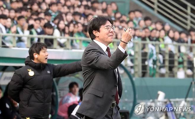 지시하는 대전 황선홍 (전주=연합뉴스) 나보배 기자 = 21일 전북 전주월드컵경기장에서 열린 '쿠팡플레이 K리그 슈퍼컵 2026' 전북 현대와 대전 하나 시티즌 경기에서 대전 황선홍 감독이 선수들에게 지시하고 있다. 2026.2.21 warm@yna.co.kr