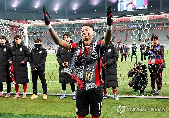 미소 보이는 린가드 (서울=연합뉴스) 서명곤 기자 = FC서울 제시 린가드가 10일 서울 마포구 서울월드컵경기장에서 열린 2025-2026 아시아축구연맹(AFC) 챔피언스리그 엘리트(ACLE) 리그 스테이지 6차전 멜버른 시티(호주)와의 경기가 끝난 뒤 관중석을 향해 인사하고 있다.
두 시즌 동안 K리그1 60경기에 나서 16골 7도움의 성적표를 남긴 린가드는 계약 연장 옵션을 가동하지 않기로 했다. 2025.12.10 seephoto@yna.co.kr