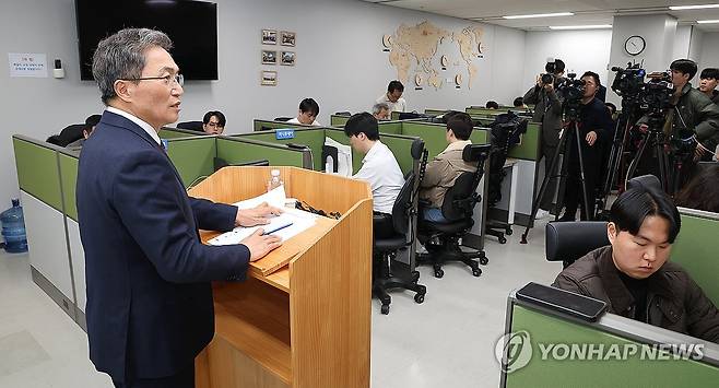 입장 밝히는 이학재 인천국제공항공사 사장 (영종도=연합뉴스) 김주형 기자 = 이학재 인천국제공항공사 사장이 25일 인천공항 기자실에서 기자회견을 열고 발언하고 있다.
지난 20일 사의를 밝힌 이학재 사장은 2023년 윤석열 정부에서 임명된 3선 의원 출신이다. 최근 공항 보안검색, 인사권 등을 두고 정부와 팽팽한 대립을 벌여왔다. 2026.2.25 kjhpress@yna.co.kr