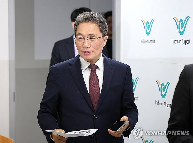 입장하는 이학재 인천국제공항공사 사장 (영종도=연합뉴스) 김주형 기자 = 이학재 인천국제공항공사 사장이 25일 인천공항 기자실에서 열린 기자회견에 입장하고 있다.
지난 20일 사의를 밝힌 이학재 사장은 2023년 윤석열 정부에서 임명된 3선 의원 출신이다. 최근 공항 보안검색, 인사권 등을 두고 정부와 팽팽한 대립을 벌여왔다. 2026.2.25 kjhpress@yna.co.kr