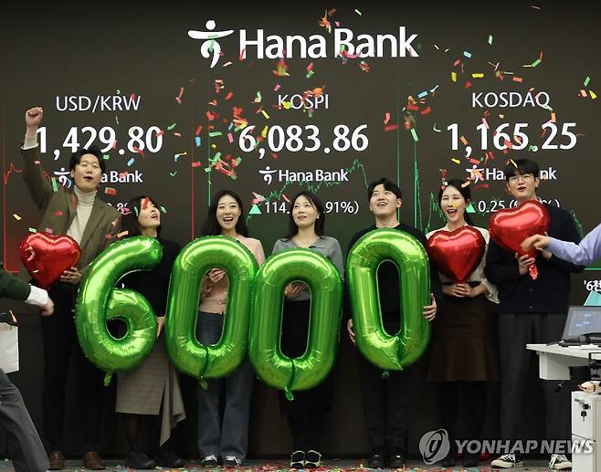 코스피 6천피 시대 개막 (서울=연합뉴스) 서명곤 기자 = 코스피가 사상 처음으로 6,000을 돌파해 거래를 마친 25일 서울 중구 하나은행 딜링룸에서 딜러들이 기념 세리머니를 하고 있다. 2026.2.25 seephoto@yna.co.kr