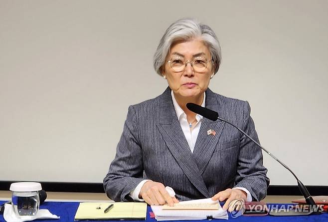 강경화 주미대사, 한국 특파원단 간담회 (워싱턴=연합뉴스) 박성민 특파원 = 강경화 주미대사가 24일(현지시간) 미국 워싱턴DC 한국문화원에서 한국 특파원단과 간담회를 하고 있다. 2026.2.24 min22@yna.co.kr