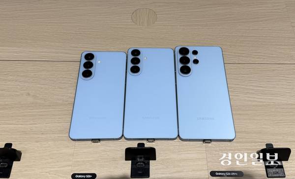 수원시내 한 삼성스토어에 삼성전자 바형 플래그십 스마트폰 신작 ‘갤럭시 S26 시리즈’가 진열돼 있다. 사진은 갤럭시 S26, 갤럭시 S26 플러스, 갤럭시 S26 울트라 순. 2026.2.26 /윤혜경기자 hyegyung@kyeongin.com