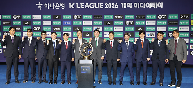 25일 서울 서대문구 스위스 그랜드호텔 컨벤션센터에서 열린 '하나은행 K리그 2026 개막 미디어데이'에서 각 팀 감독들이 기념촬영을 하고 있다. 연합