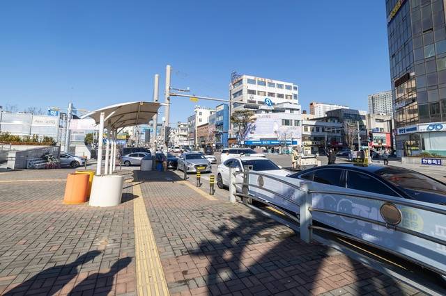 지난 25일 익산역 앞에 도로 모습. 정차된 택시가 차선 1개를 점령하고 있다./사진 제공=익산시