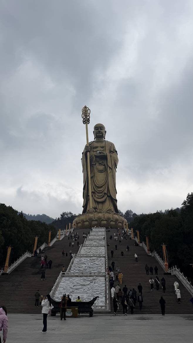 츠저우시에 세운 99미터 지장왕보살상은 신라 김교각 스님의 현신불로 추앙받고 있다.
