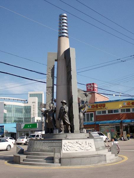 2003년 12월 30일 영해 3·1독립운동에 참가한 이들의 애국정신을 기리기 위해 세운 '영해 3·18만세운동 기념탑'. 영덕군 제공