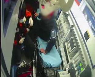 지난 1월20일 '허리가 아프다'는 신고로 출동해 환자를 이송하던 구급차 안에서 개인적인 질문에 답하지 않는다는 이유로 구급대원의 왼쪽 귀 부위를 주먹으로 때린 B씨. 사진 제공=제주소방안전본부