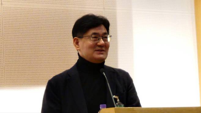 발표 말미, 최 교수는 ‘지원책 나열’이 아닌 ‘운용체계’에 방점을 찍었다. 자율규제와 민간 표준을 제도 안에 넣고, AI·데이터 정책과 연결하고, 거버넌스를 세우고, 이용자 보호 원칙을 같이 박아야 한다는 그림이다. (사진=테크42)