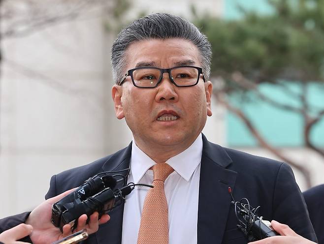 서해 공무원 피살 사건 등에 대한 감사 및 발표 과정에 군사기밀을 유출 했다는 혐의를 받는 유병호 감사위원이 26일 오전 서울 마포구 공공범죄수사대에서 열린 조사에 출석하며 입장을 밝히고 있다. 사진=뉴시스