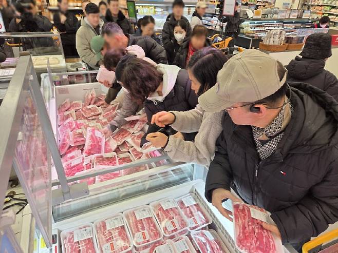 이마트 용산점 축산 매대에서 고객들이 880원 탄탄포크 삼겹살 팩을 고르고 있다. (사진=한전진 기자)