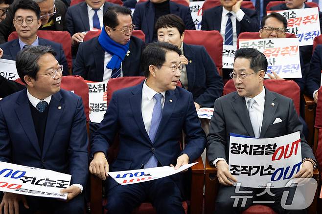 23일 서울 여의도 국회 의원회관에서 열린 더불어민주당 이재명 대통령 사건 공소취소와 국정조사 추진을 위한 의원모임 출범식·결의대회에서 박성준 상임대표(오른쪽)와 조정식 의원이 대화하고 있다. 왼쪽은 김승원 공동대표. 2026.2.23 ⓒ 뉴스1 유승관 기자