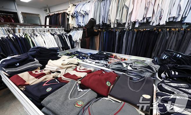 19일 서울 송파구 나눔교복매장에서 관계자가 교복을 정리하고 있다. 나눔교복매장은 송파구청이 주변 학교와 송파구주부환경협의회가 함께 운영하는 매장으로 자켓 5000원, 바지 3000원 등 기부받은 중고 교복을 저렴하게 판매한다. 2026.2.19 ⓒ 뉴스1 최지환 기자