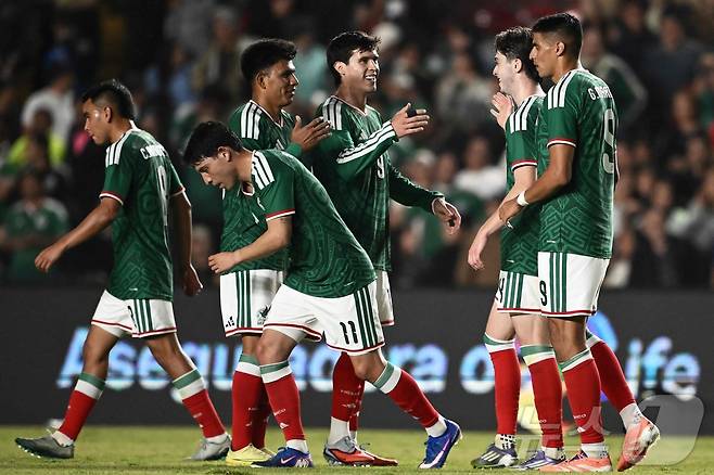 홈에서 펼쳐진 아이슬란드 평가전에서 4-0으로 승리한 멕시코. ⓒ AFP=뉴스1