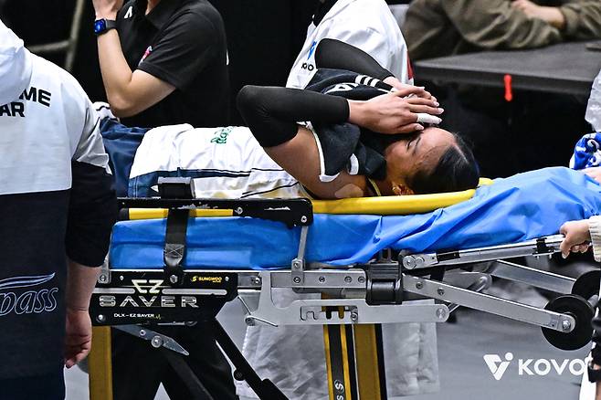 발목 부상으로 쓰러진 타나차. 제공 | 한국배구연맹