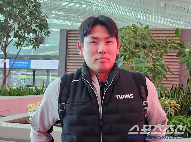 공항 인터뷰에 임한 홍창기. 김영록 기자