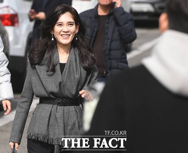 이부진 호텔신라 사장이 26일 오전 서울 관악구 서울대학교에서 열린 아들 임동현 군의 입학식에 참석해 동현 군을 향해 웃으며 다가가고 있다. /박상민 기자