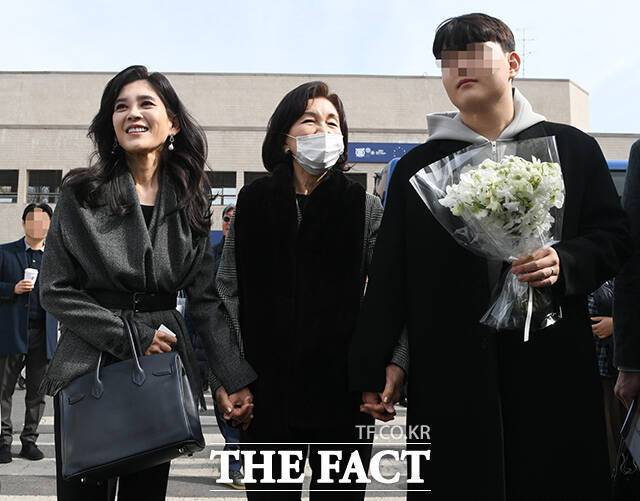 왼쪽부터 이부진 호텔신라 사장, 홍라영 전 리움미술관 총괄부관장, 임동현 군.