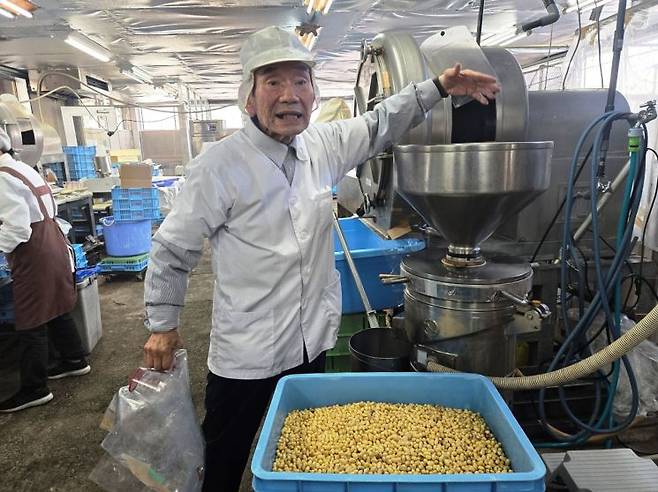 일본 효고현에 위치한 마츠이식품의 마츠이 아키오 대표가 두부 제조 과정을 설명하고 있다. 주상돈 기자