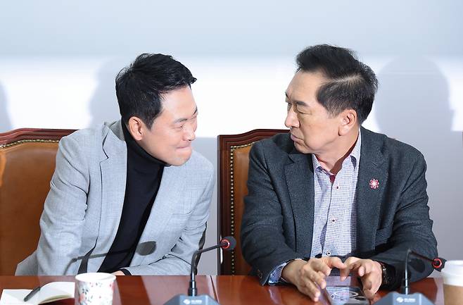 장동혁 국민의힘 대표가 26일 서울 여의도 국회에서 4선 이상 중진 의원 면담에서 김기현 의원과 대화하고 있다./뉴스1