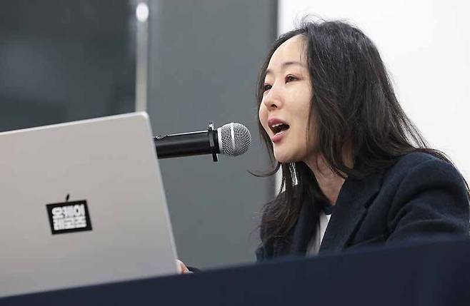 민희진 오케이 레코즈 대표가 지날 25일 서울 종로구 모처에서 기자회견을 열고 발언하고 있다. /뉴스1