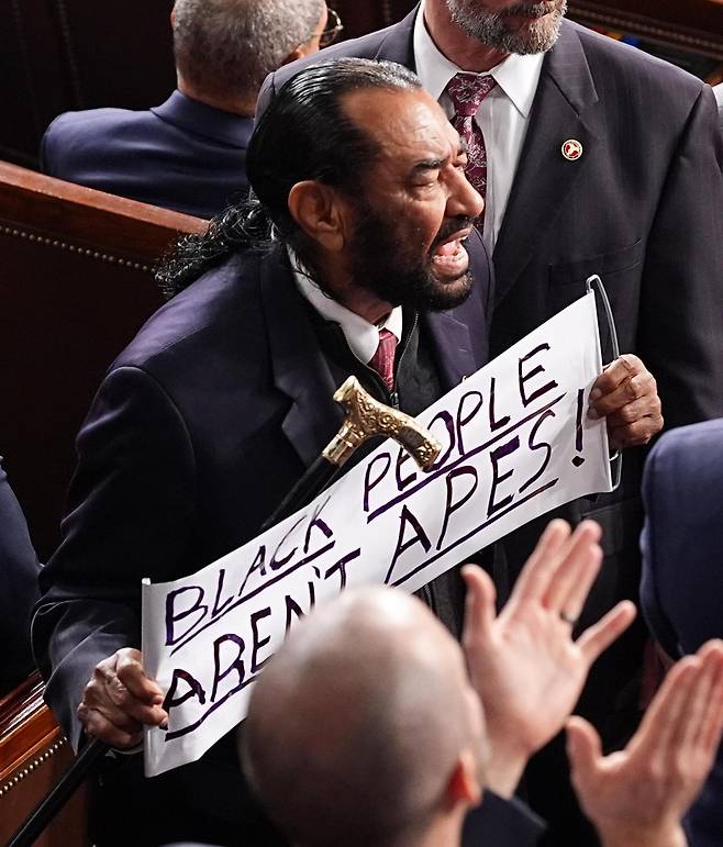 앨 그린 미국 민주당 하원의원이 24일 국정연설 중인 도널드 트럼프 대통령을 향해 “흑인은 유인원이 아니다”라고 적힌 손팻말을 든 채 거세게 항의하고 있다. 그는 결국 대통령 경호원들에 의해 퇴장당했다.
워싱턴=AP 뉴시스