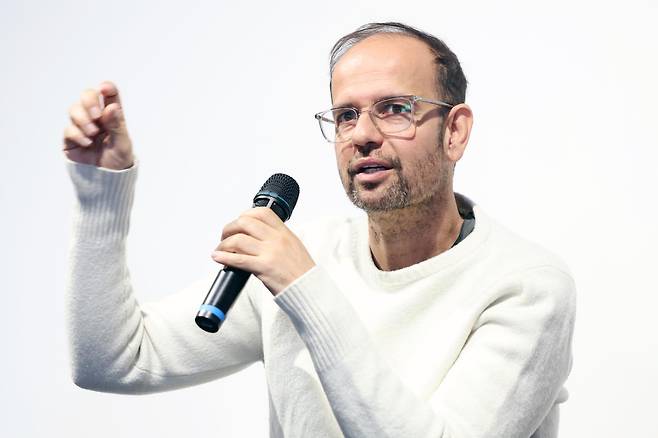 ‘비물질적 예술’을 표방하는 작가 티노 세갈은 25일 서울 용산구 리움미술관에서 “개념미술의 선구자 마르셀 뒤샹, 세계적 현대무용가 윌리엄 포사이스 등으로부터 영향을 받았다”고 말했다. 뉴시스