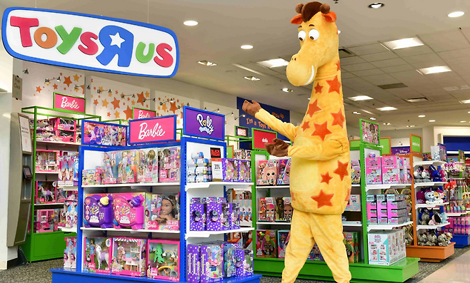 토이저러스 미국 본사는 2018년 파산 신청을 거쳐 청산됐다. 이후 2021년 WHP 글로벌이 브랜드권을 인수했고, 현재는 메이시스 백화점 등에서 영업을 재개했다. 토이저러스 제공