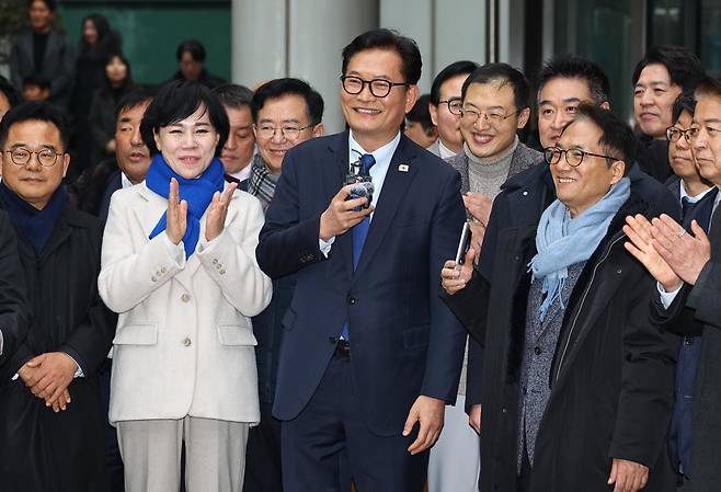 송영길 소나무당 대표가 13일 서울 서초구 서울고등법원에서 열린 ‘더불어민주당 전당대회 돈봉투’ 의혹 관련 2심에서 무죄를 선고 받은 뒤 발언하고 있다. 2심은 1심 판결을 파기하고, 송 대표에게 제기된 혐의 전부에 대해 무죄를 선고했다. 2026.02.13 뉴시스