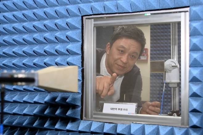 고투과, 광대역, 광각 특성을 가진 투명 지능형 재구성 안테나(RIS) 기술을 ETRI 연구진이 시연하고 있다. ETRI 제공