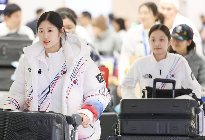 2026 밀라노-코르티나담페초 동계올림픽을 마친 대한민국 선수단 피겨스케이팅 이해인(왼쪽)과 신지아가 24일 인천국제공항 제2여객터미널을 통해 귀국하고 있다.연합뉴스