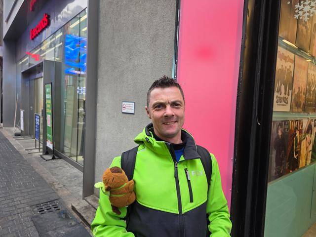 10일 폴란드에서 온 아드리안(47)이 서울 중구 명동 거리에서 웃고 있다. 김준형 기자