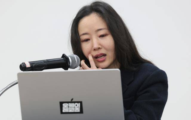 민희진 전 어도어 대표가 하이브에게 1심 판결에 따른 지급금 256억 원 상당을 포기하는 대신 자신 및 뉴진스와 관련된 모든 소송을 종결할 것을 공개 제안한 가운데, 하이브가 법원에 292억 원을 공탁하며 맞대응에 나섰다. 뉴스1