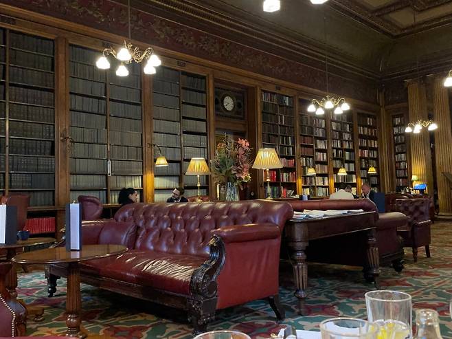 런던의 소설클럽 ‘Reform Club’의 살롱 전경.