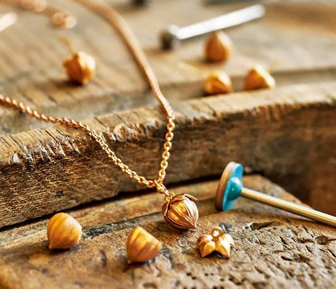 아마씨 꼬투리 펜던트는 자연미를 강조하기 위해 꼬투리 자체를 새틴 우드로 제작한 버전도 있다. /미라 스텔라 제공