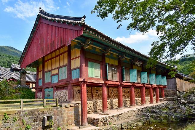 국가지정문화유산 보물로 지정된 전남 순천 송광사 침계루. 국가유산청 제공