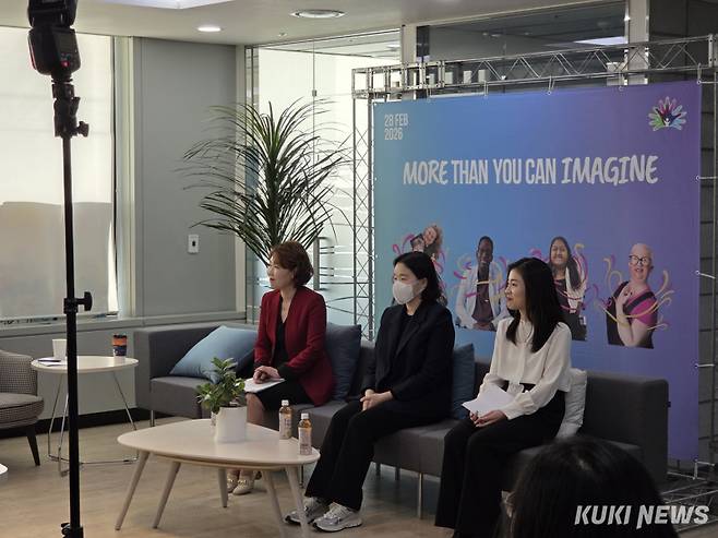 김지수 PFIC 환우회 대표(가운데)는 25일 서울 강남구 입센코리아 사무실에서 ‘희귀 간질환 환자 목소리를 잇다’를 주제로 열린 ‘세계 희귀질환의 날’ 기념행사에서 진행성 가족성 간내담즙정체(PFIC)를 앓고 있는 아이의 이야기를 전했다. 신대현 기자