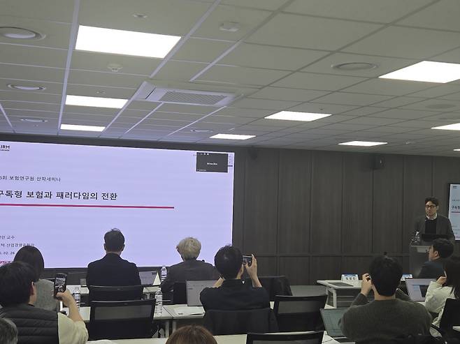 월 단위로 가입과 해지가 가능한 ‘구독형 보험’이 보험 산업의 새로운 대안으로 주목받고 있지만, 보험 구조와 규제 한계로 인해 확산에 어려움을 겪고 있다는 분석이 나왔다. 사진은 정광민 포스텍 산업경영공학과 교수. 김미현 기자.