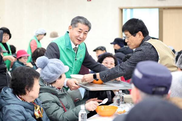 정해권 인천시의회 의장(국민의힘·연수구1)이 최근 인천 연수구 청학행정복지센터에서 열린 제9회 백세 장수기원 어르신 떡국잔치 행사에서 떡국 배식 봉사를 하고 있다. 인천시의회 제공