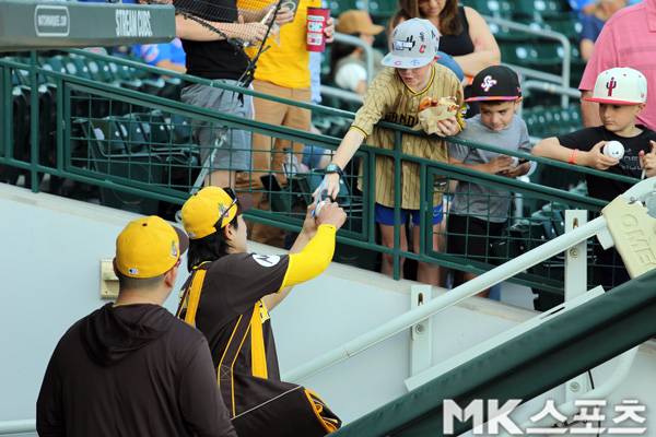 송성문이 25일(한국시간) 경기를 앞두고 팬에게 사인을 해주고 있다. 사진(美 메사)= 김재호 특파원
