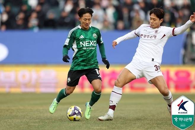 민상기(사진 오른쪽). 사진=한국프로축구연맹