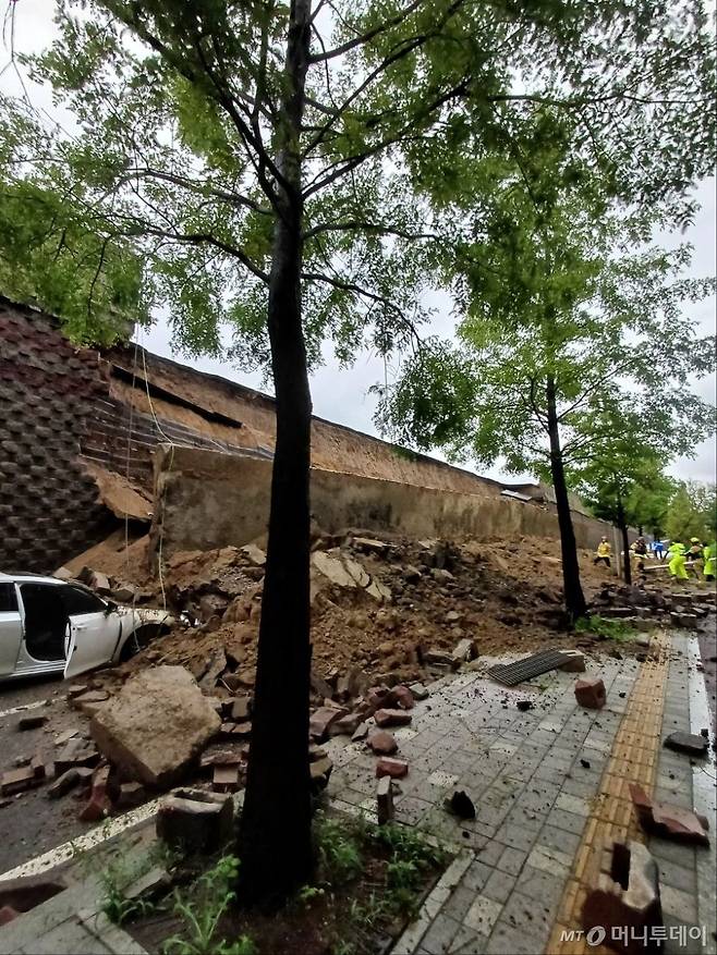 (오산=뉴스1) 김기현 기자 = 16일 오후 경기 오산시 가장교차로 고가도로 옹벽이 무너져 소방관들이 매몰된 차량 구조작업을 하고 있다. (경기도소방재난본부 제공. 재판매 및 DB 금지) 2025.7.16/뉴스1 Copyright (C) 뉴스1. All rights reserved. 무단 전재 및 재배포, AI학습 이용 금지. /사진=(오산=뉴스1) 김기현 기자