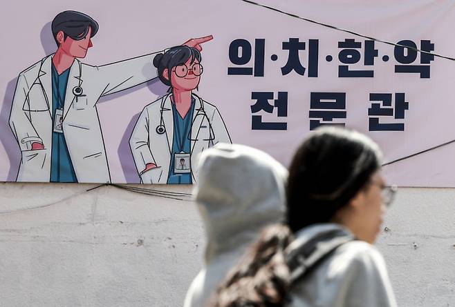 서울 강남구 대치동 학원가 앞에서 학생들이 이동하고 있다. /사진=뉴시스